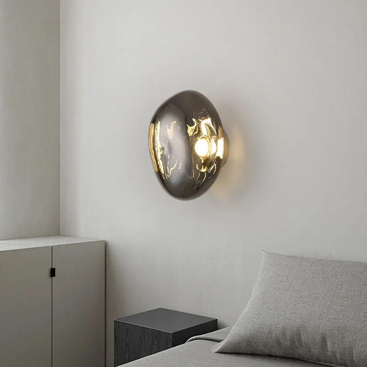 Minimalist Gold Glow Wall Sconce Selvion – Lifestyle View 2