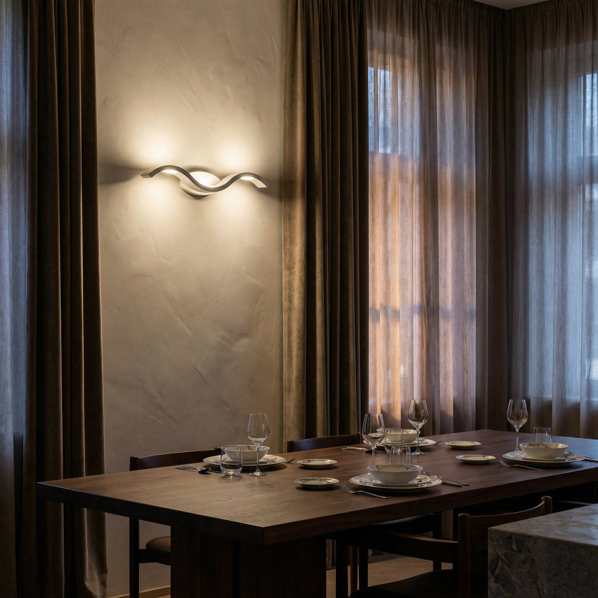 Sculptural Wave Aluminum Wall Sconce Thelvion – Hero Shot