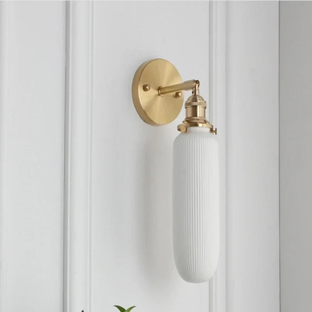 Minimalist Gold Wall Sconce Calveris – Lifestyle View 2