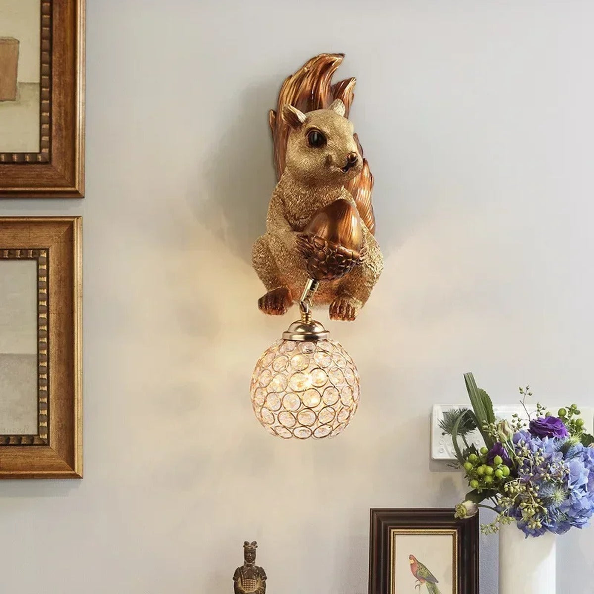 Solandis squirrel wall sconce - Golden finish, entryway lifestyle