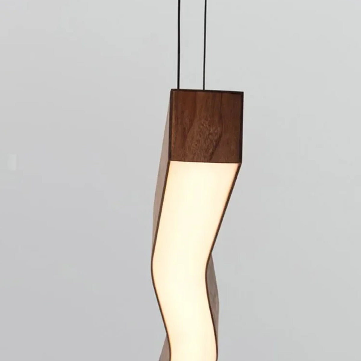 Yalvix wave-form linear pendant, 120 cm, close-up of the S-curve and integrated LED
