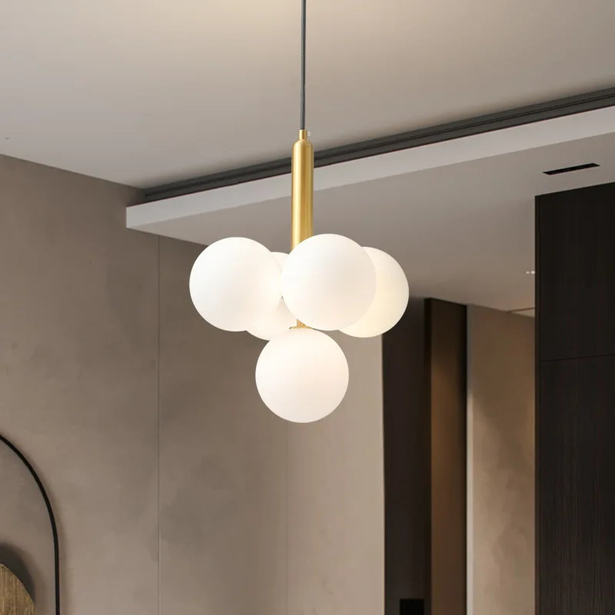 Brass Cluster Glass Sphere Pendant Orvelo – Lifestyle View 3