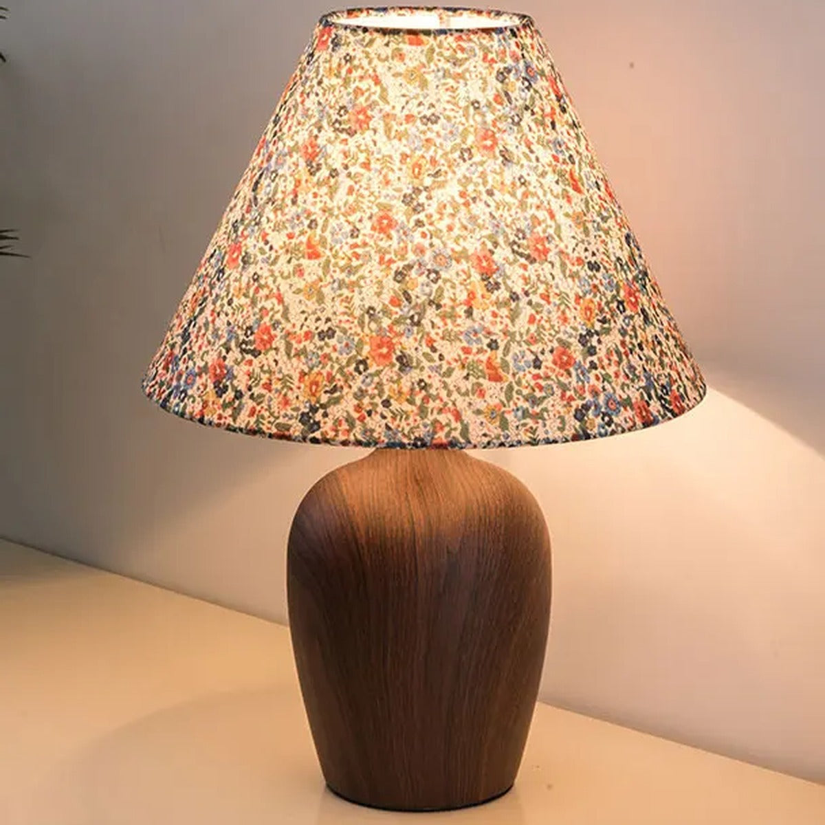 Wood-Effect Vase Base Table Lamp – Pausen – Floral Print Shade, Lit