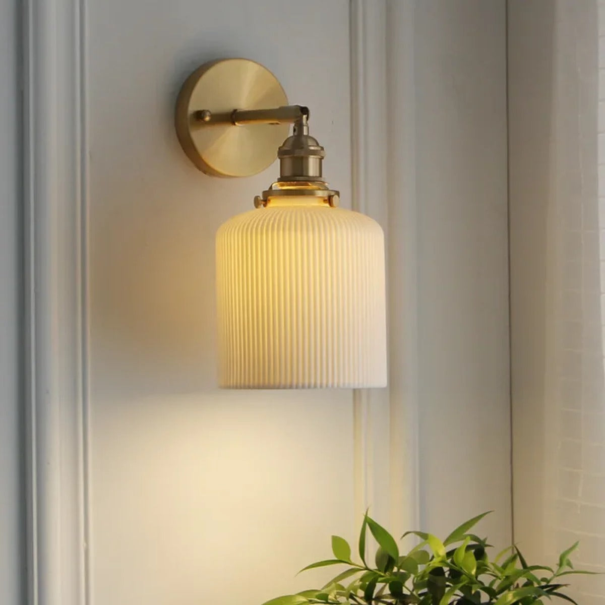 Minimalist Gold Wall Sconce Calveris – Lifestyle View 4