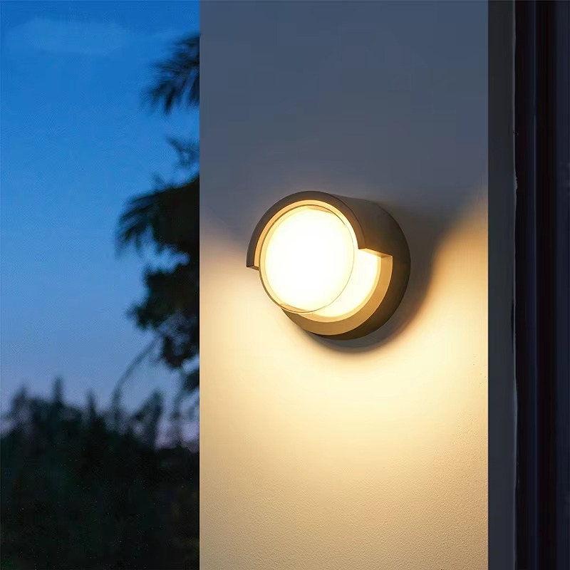 Minimalist LED Circle Outdoor Wall Light Lumaire - facade at dusk