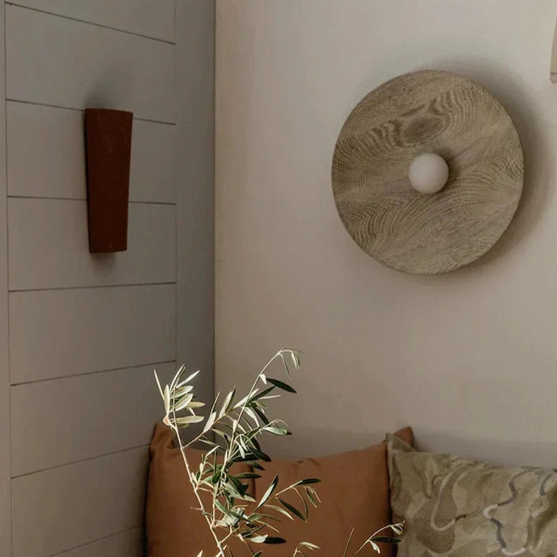 Sculptural Ribbed Resin Wall Sconce Ondura – Lifestyle Detail