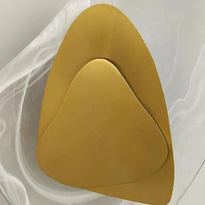 Sculptural Crystal Wall Sconce Aurvex - Gold finish, close-up