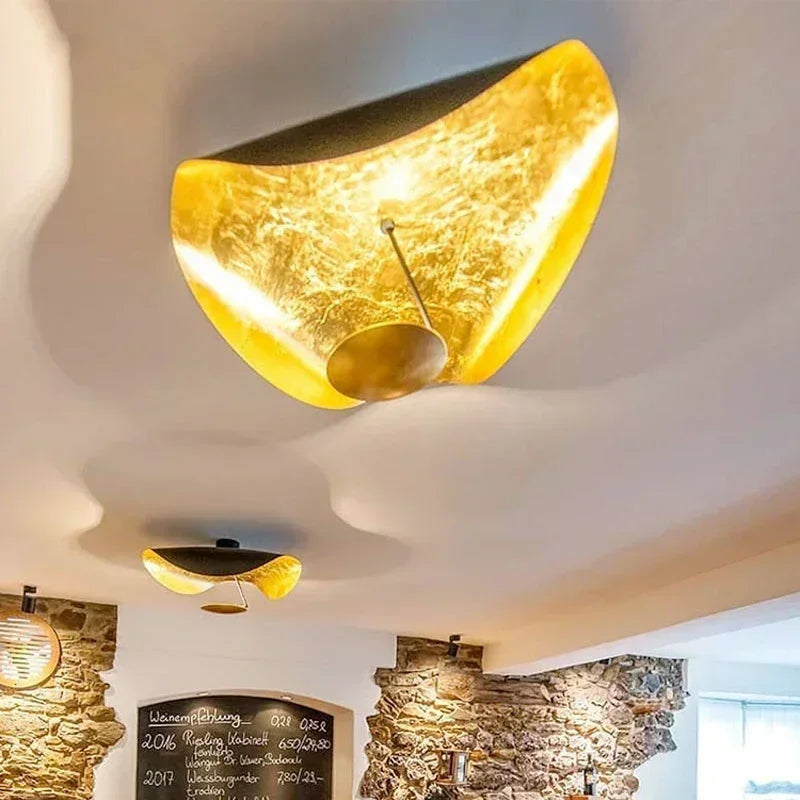 Gold-Leaf Lotus Wing Ceiling Light Qyvelith – Gold Leaf Detail