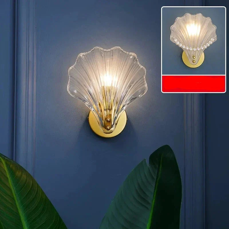 Diamond-Cut Glass Shell Wall Sconce Goxira – Bedroom Detail