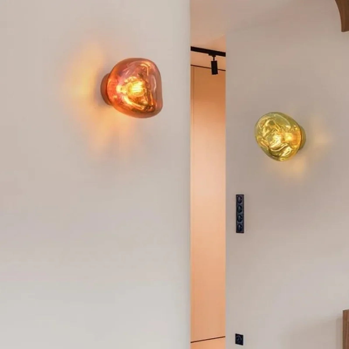 Sculptural Molten-Form Wall Sconce Varodrix – Gold Finish, Hallway