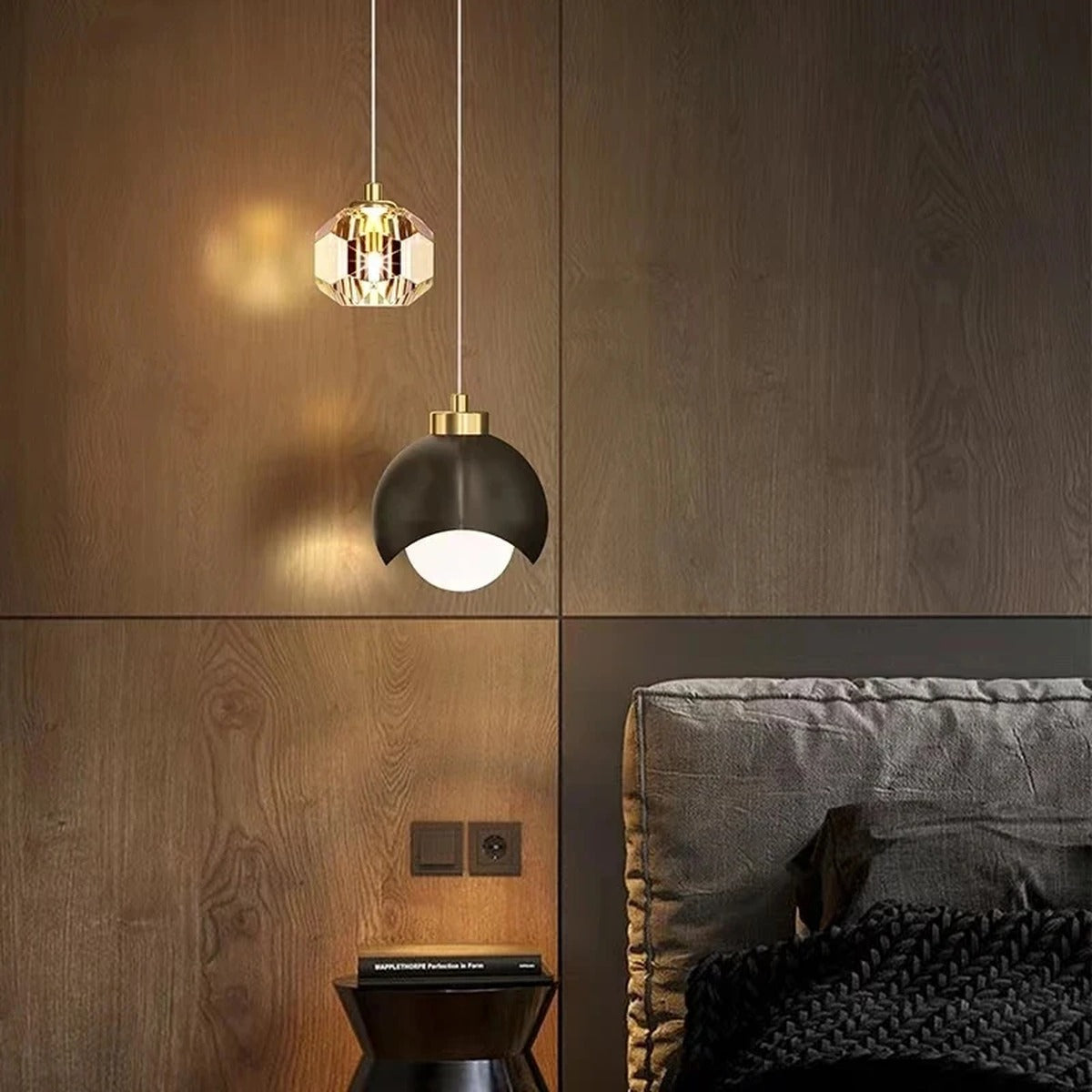 Illuminated Glass Sphere Pendant Light Quellinth – Hero Shot