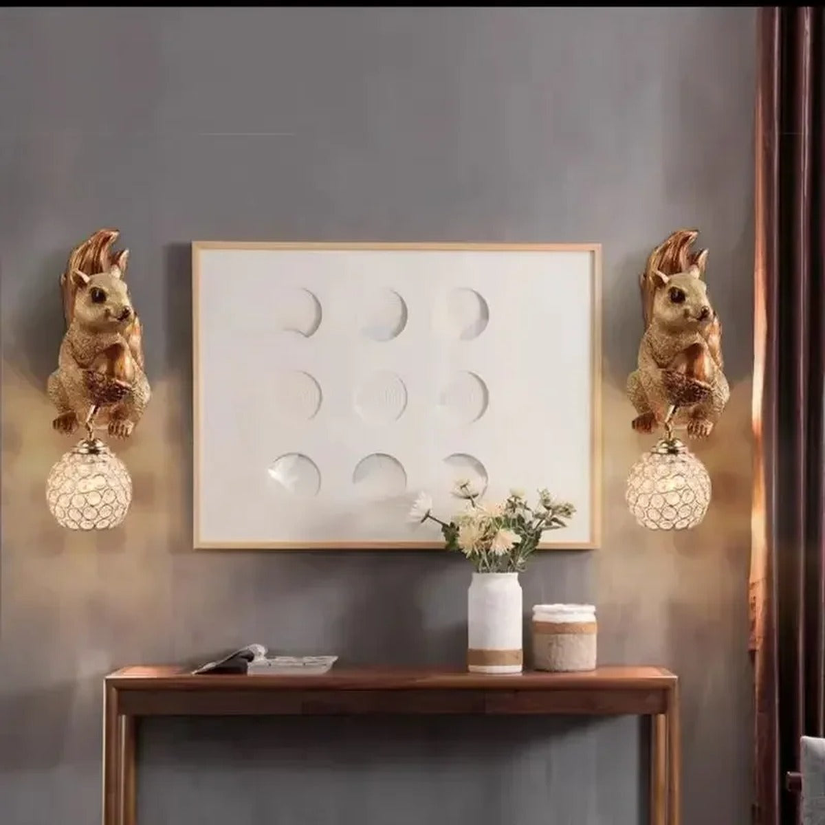 Solandis squirrel wall sconce - Golden finish, console lifestyle