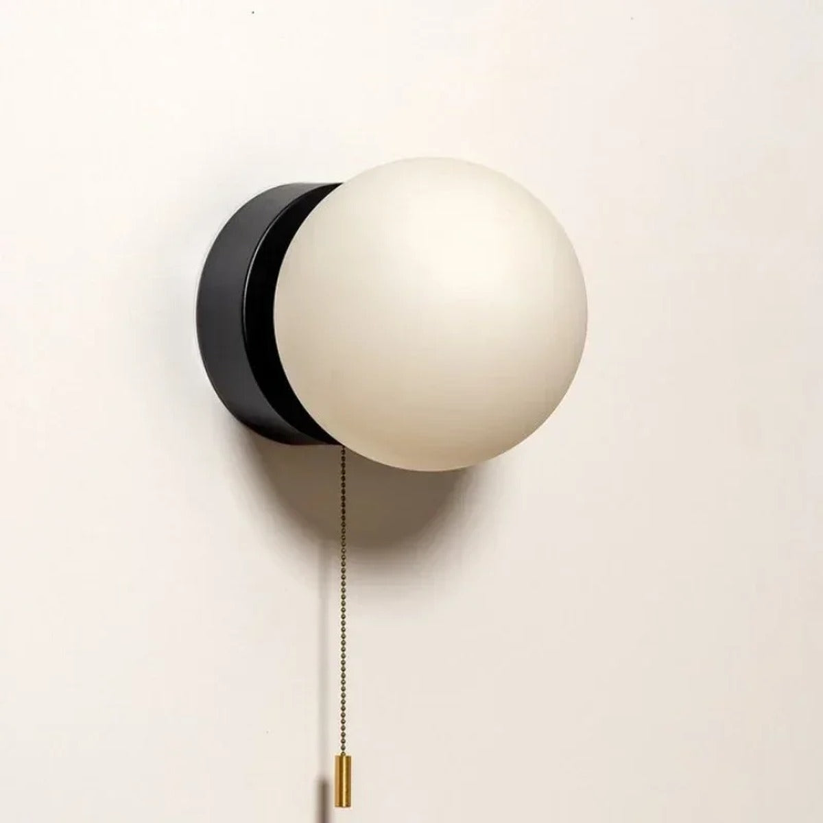 Nordic Metal Wall Sconce Ambrell — Pull-Chain, Black, detail