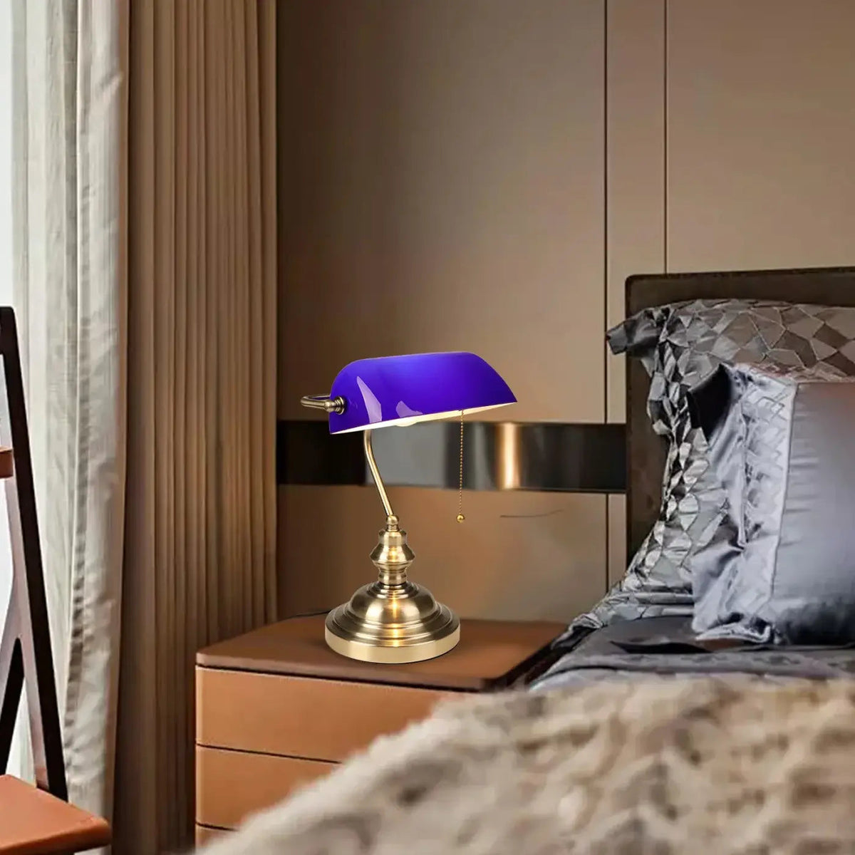 Banvex lamp – pull-chain switch and base medallion close-up